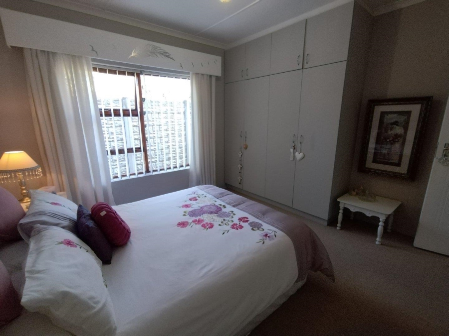 5 Bedroom Property for Sale in Wavecrest Eastern Cape